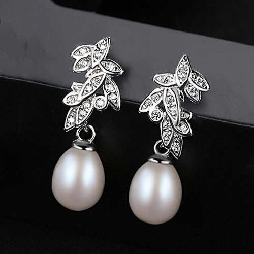 Bohemian Beauty: S925 Silver Feather Pearl Earstuds