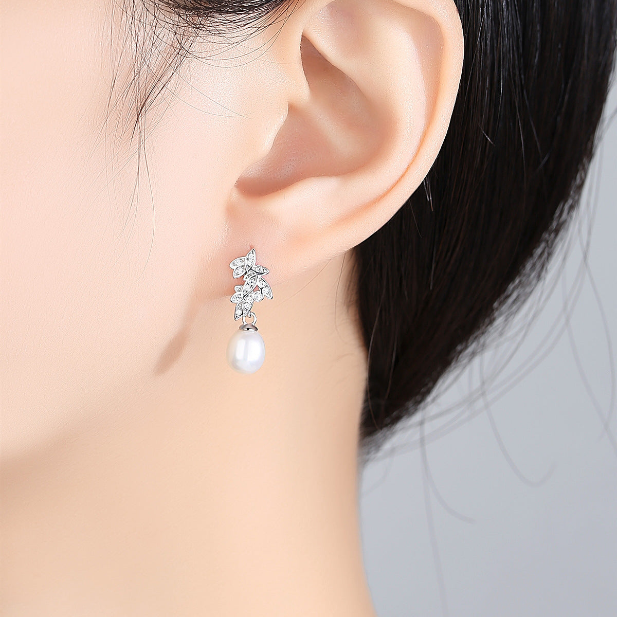 Bohemian Beauty: S925 Silver Feather Pearl Earstuds