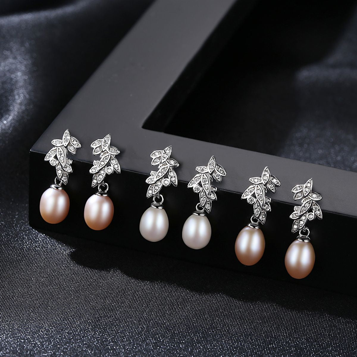 Bohemian Beauty: S925 Silver Feather Pearl Earstuds